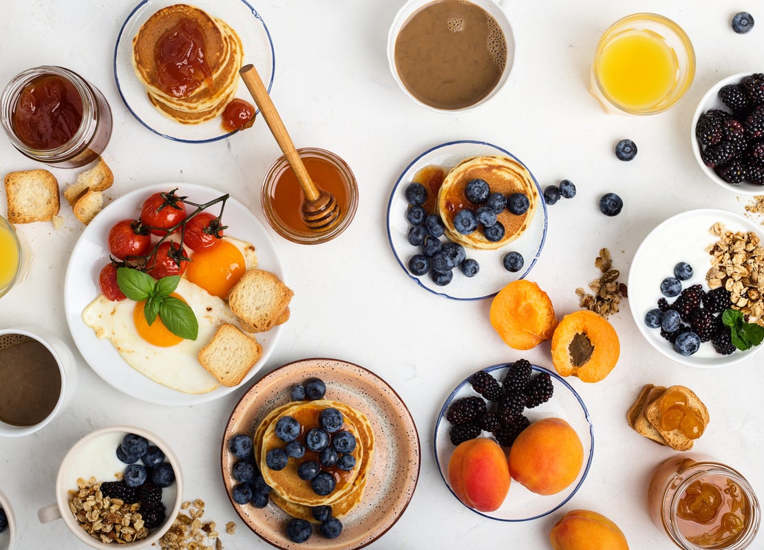 Brunch incluye platos con pancakes, fruta, bebidas y dulces de pascua como conservas, torrijas, arroz con leche, entre otros