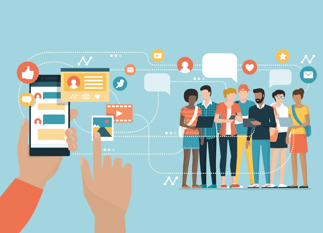 Smartphone y personas con iconos de redes sociales