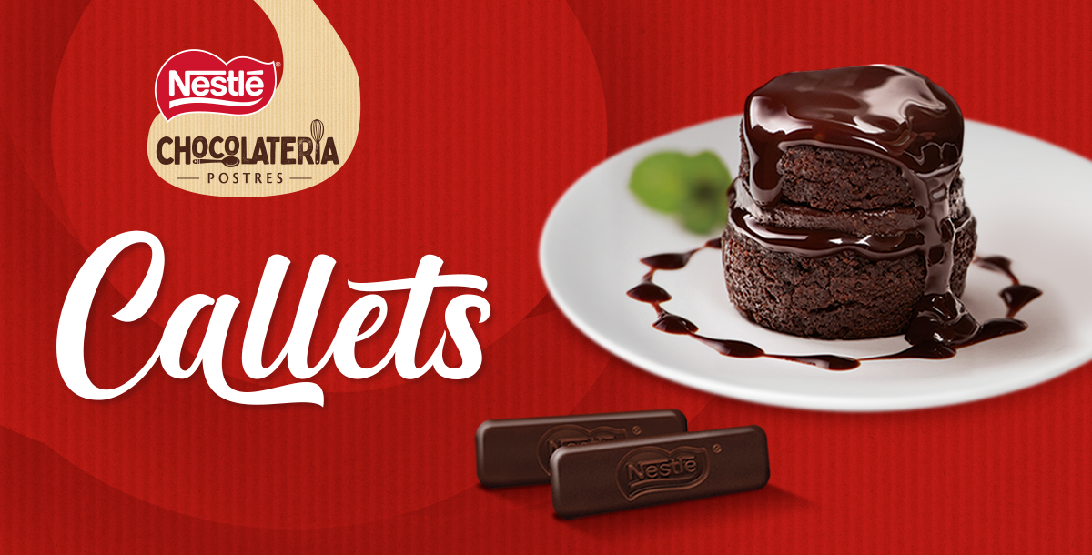 Brownie bañado con chocolate derretido Callets NESTLÉ® sobre un plato blanco