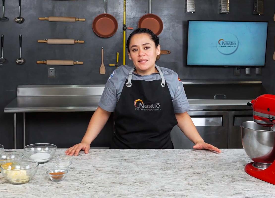 Carolina Cuan, Chef de pastelería, chocolatería y panadería, dando un curso del Programa YOCUTA