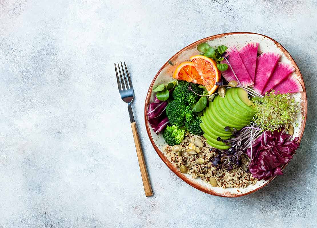 Plato con una variedad de frutas, verduras, frutos secos entre otros alimentos