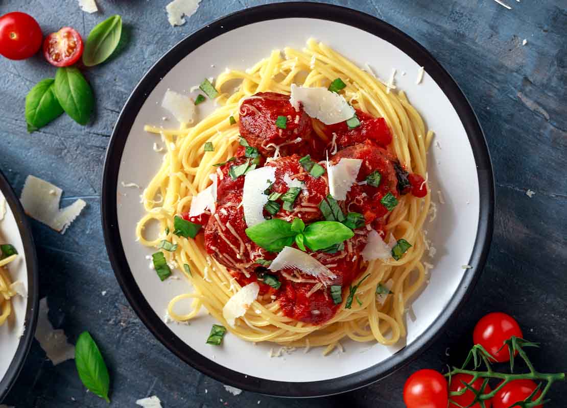 Espaguetis con salsa de tomate y quesos curados ricos en sabor umami