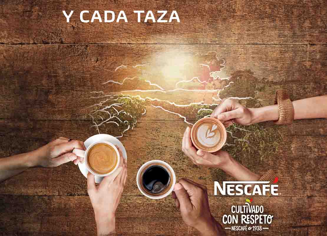 Manos de diferentes personas sostienen tazas de espresso, café latte y cappuccino sobre el fondo de un cafetal