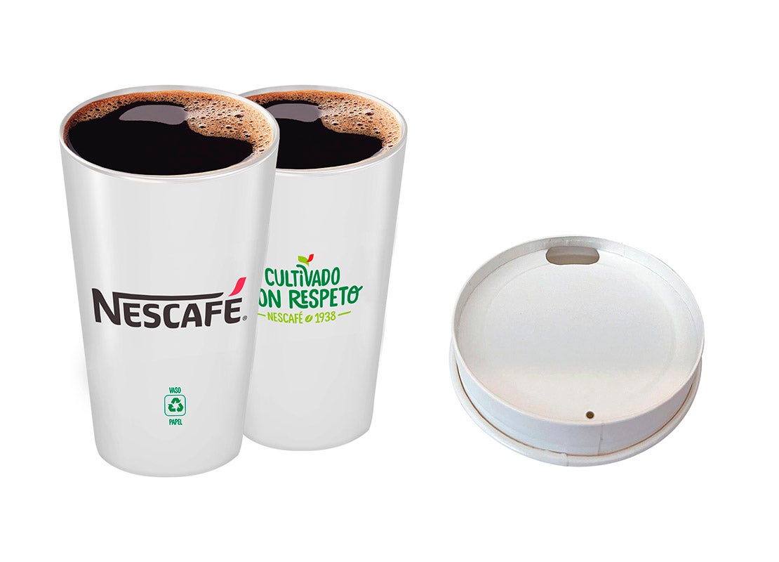 Modelos de vasos NESCAFÉ® blancos de 20 oz con su respectiva tapa