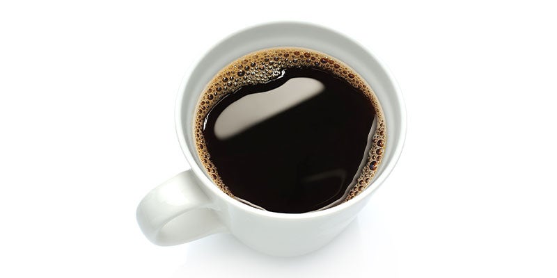 Café americano servido en una taza blanca de cerámica