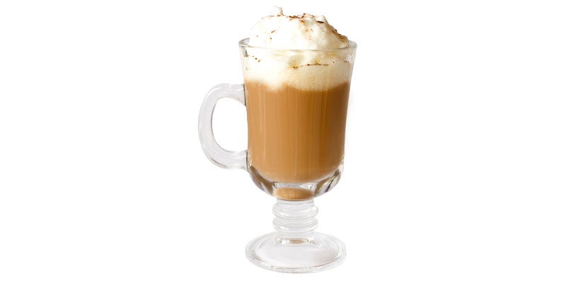 Café late servido en un vaso alto de cristal