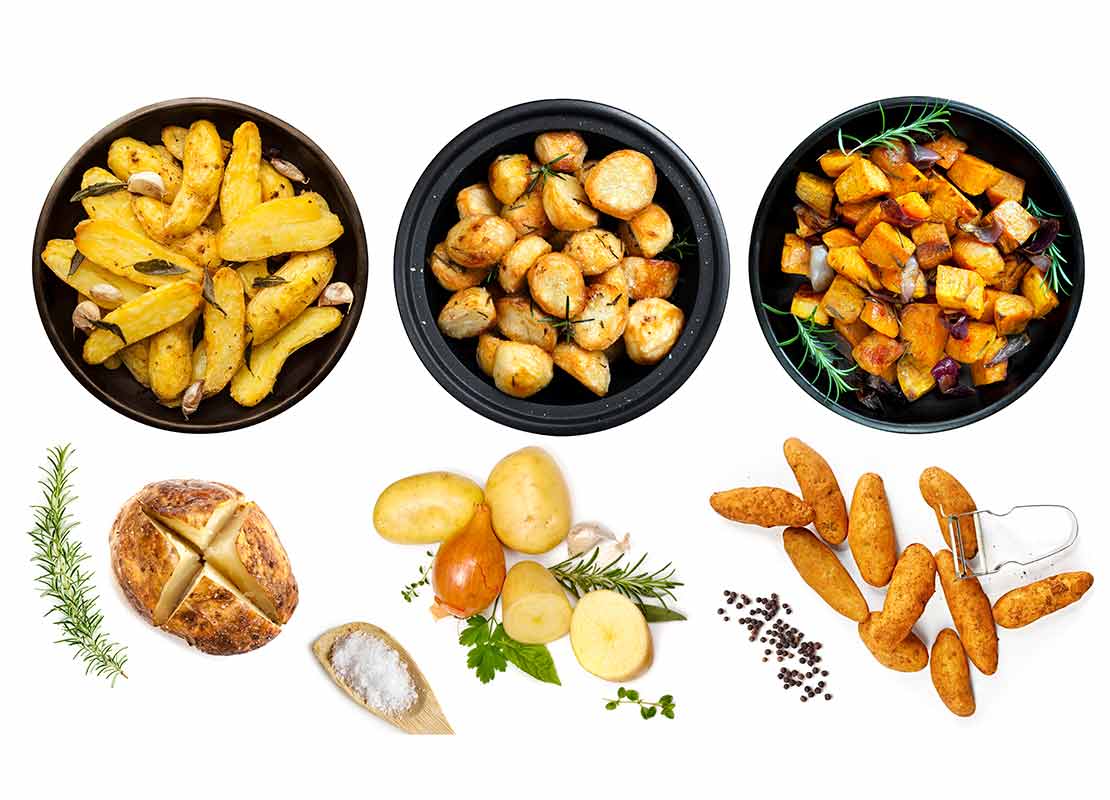 3 platos negros con variedades de papas fritas preparadas de formas distintas, acompañados de ingredientes