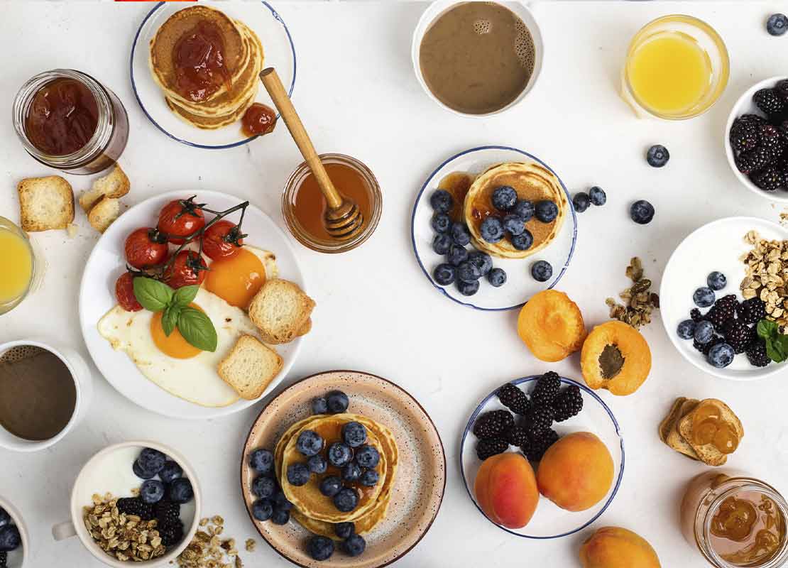 Ideas para brunch clásicas incluyen cereal, huevos, mermelada, fruta, pancakes y más comidas