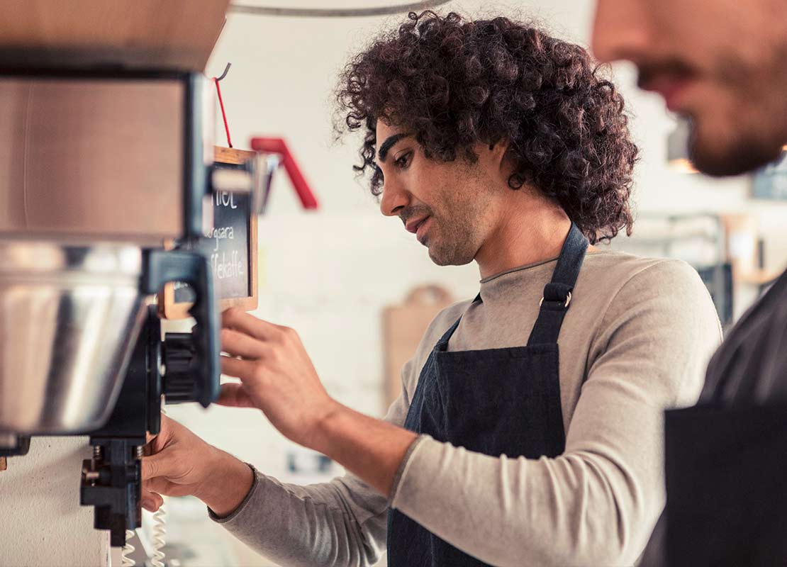 Barista prepara una bebida utilizando una máquina de café NESCAFÉ