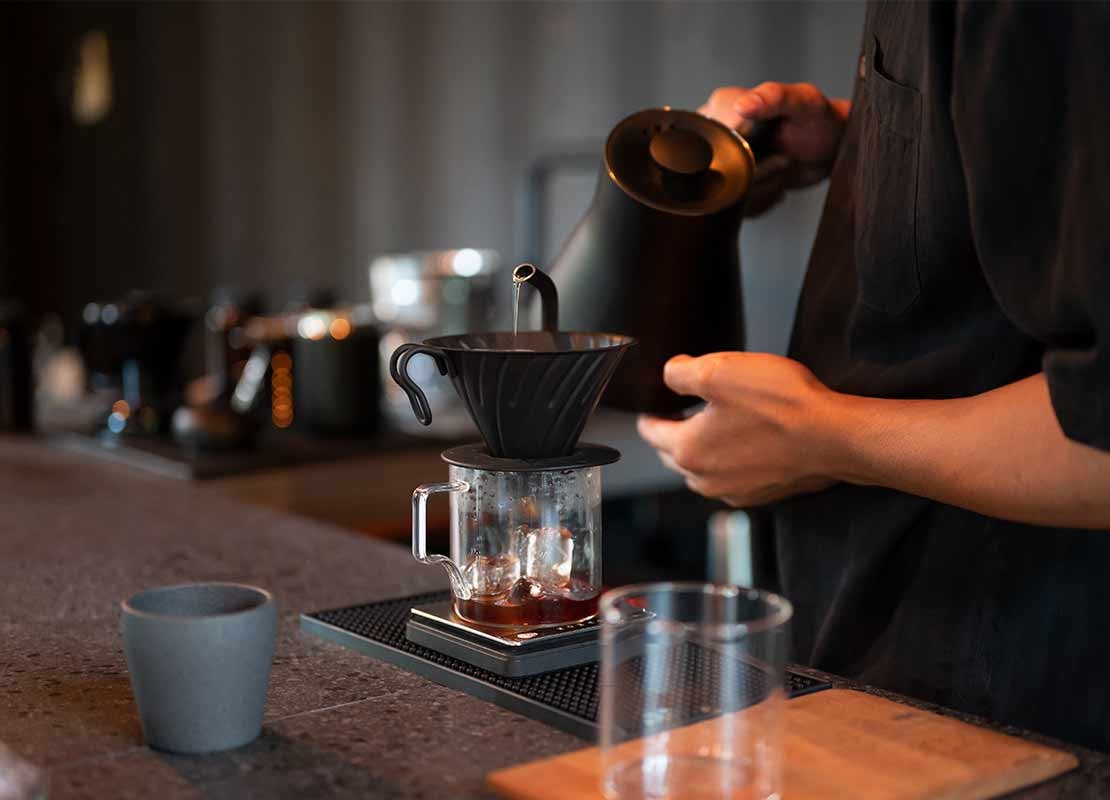 Barista utiliza la infusión en frío con un dripper, uno de los métodos de preparación de café