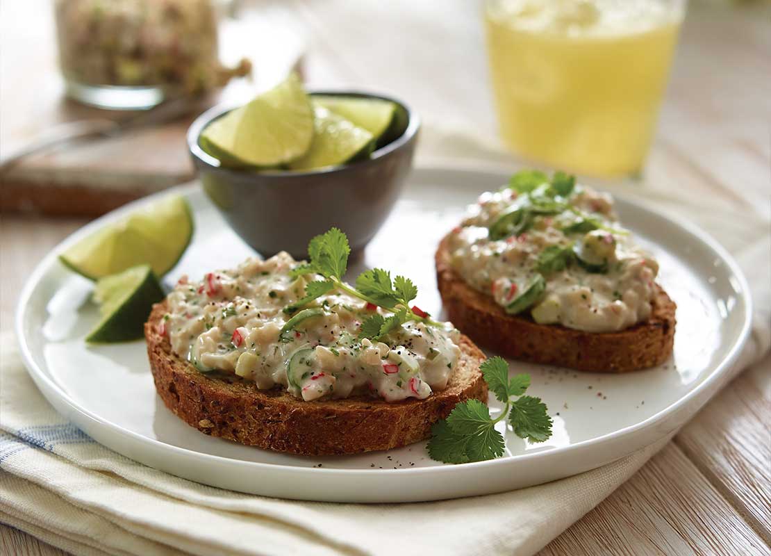 Snacks para cafetería compuestos de tostadas y ensalada junto a una limonada
