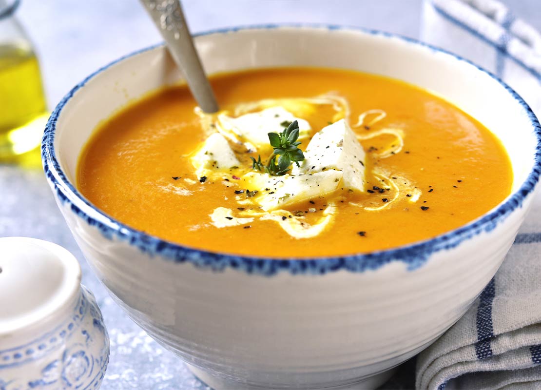Un plato de sopa elaborado con productos lácteos de NESTLÉ PROFESSIONAL®