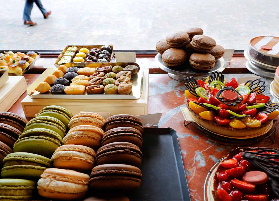 Exhibidor de postres de un negocio con tartas, galletas, muffins, pound-cakes, pies, entre otros