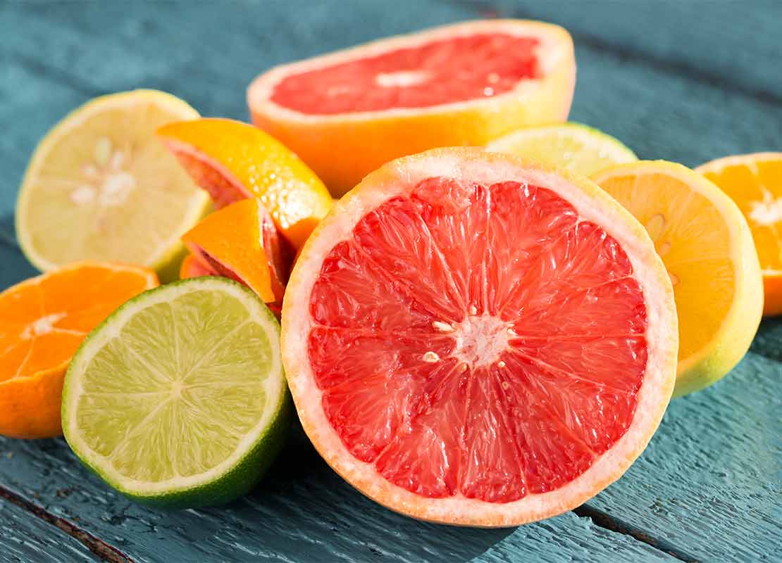 Limón, toronja, naranja, entre otras frutas cítricas cortadas a la mitad para elaborar micheladas