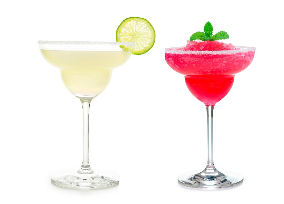 Dos tipos de micheladas sin alcohol de limón y fresa con sal en el borde de la copa