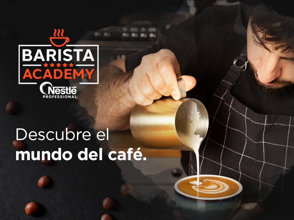 Hombre sirviendo taza de café promocionando la Barista Academy donde se forman expertos en preparación de café.