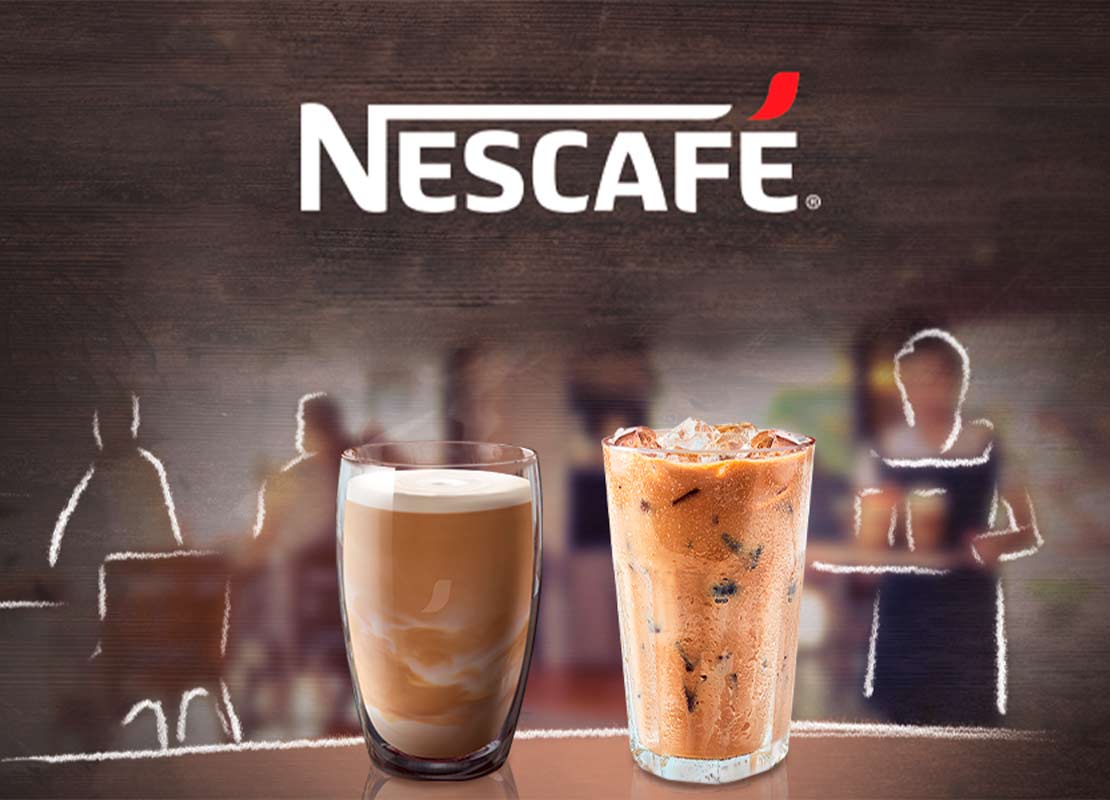 Dos vasos de café frío NESCAFÉ® y bebidas vegetales de diferentes tamaños