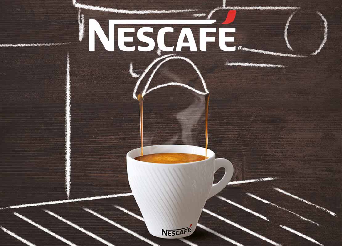 Boquilla y bandeja de una máquina de café dibujada llena una taza de café NESCAFÉ®