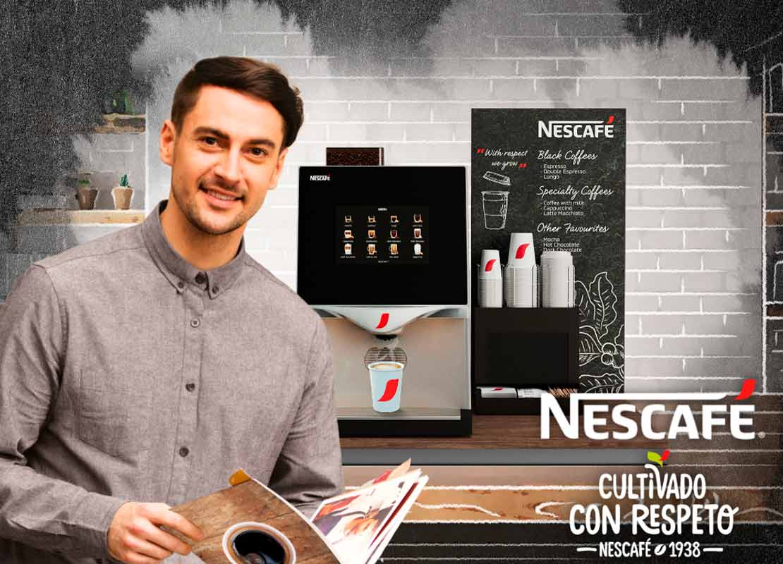 Hombre sostiene un menú de café y al fondo una máquina NESCAFÉ®, vasos y material POP