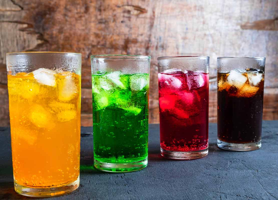 4 vasos con Healthy sodas y hielo en colores amarillo, verde, rojo y café