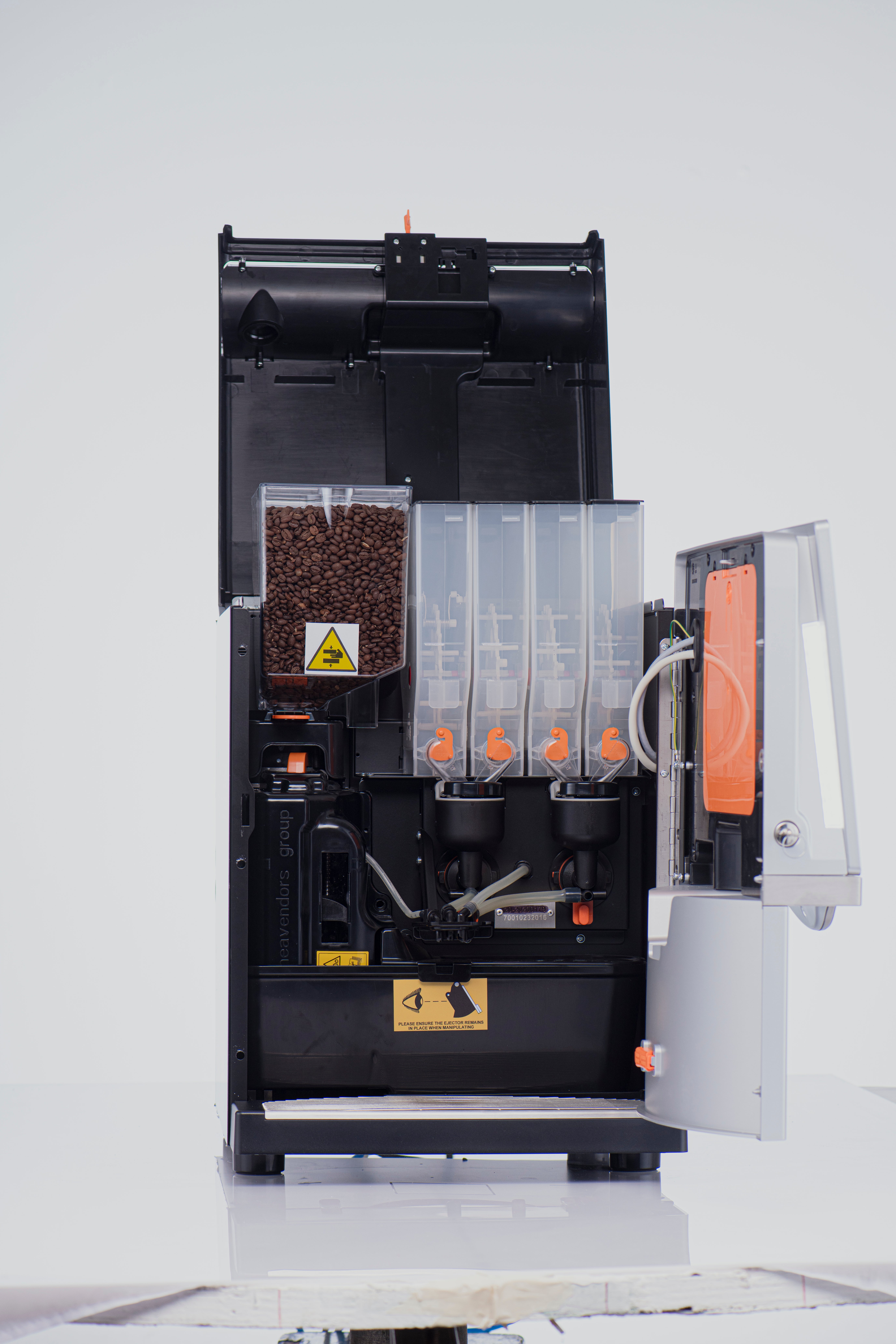 Primer plano de los 4 depósitos para solubles y 1 para 2 kg de café en grano de máquina NESCAFÉ® Fusión Grano