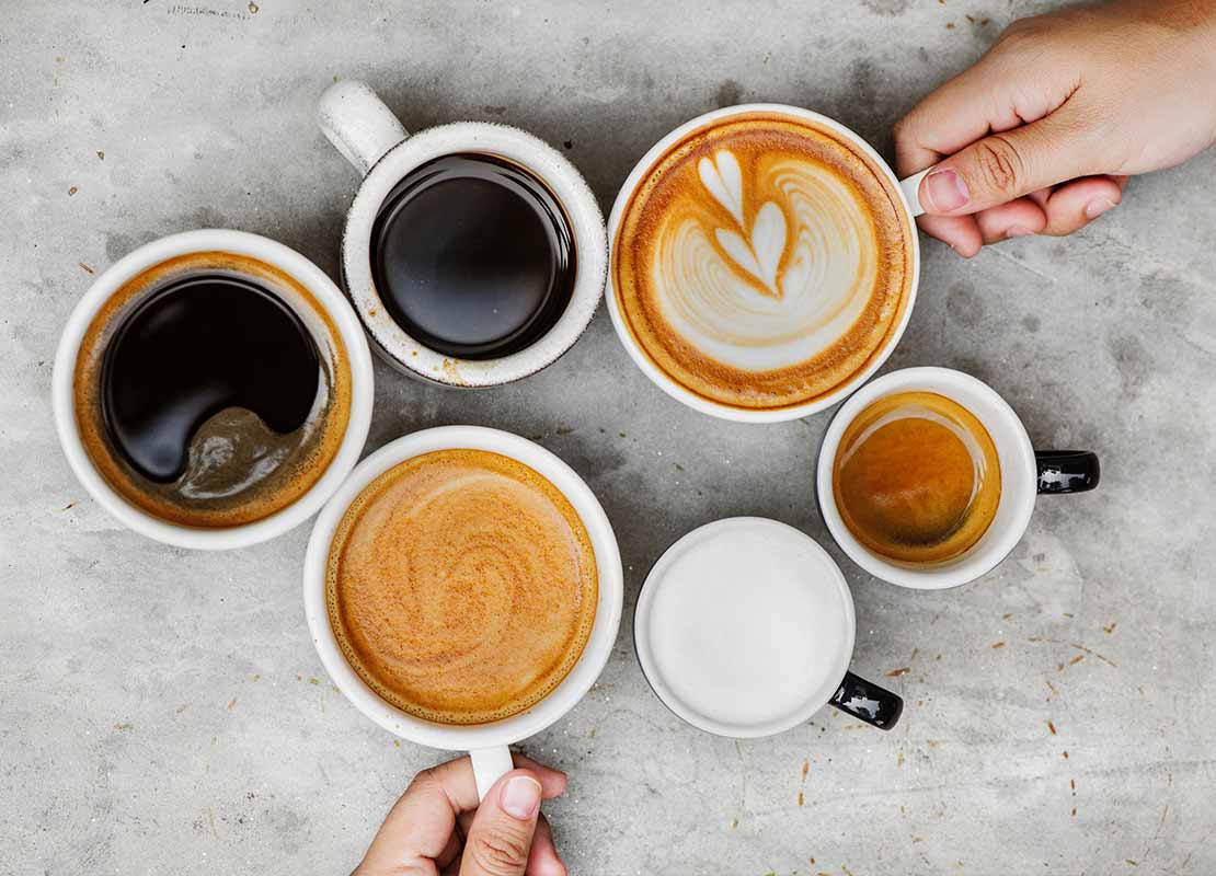 6 tazas de diferentes tamaños con espresso, café latte, americano, cappuccino, entre otros