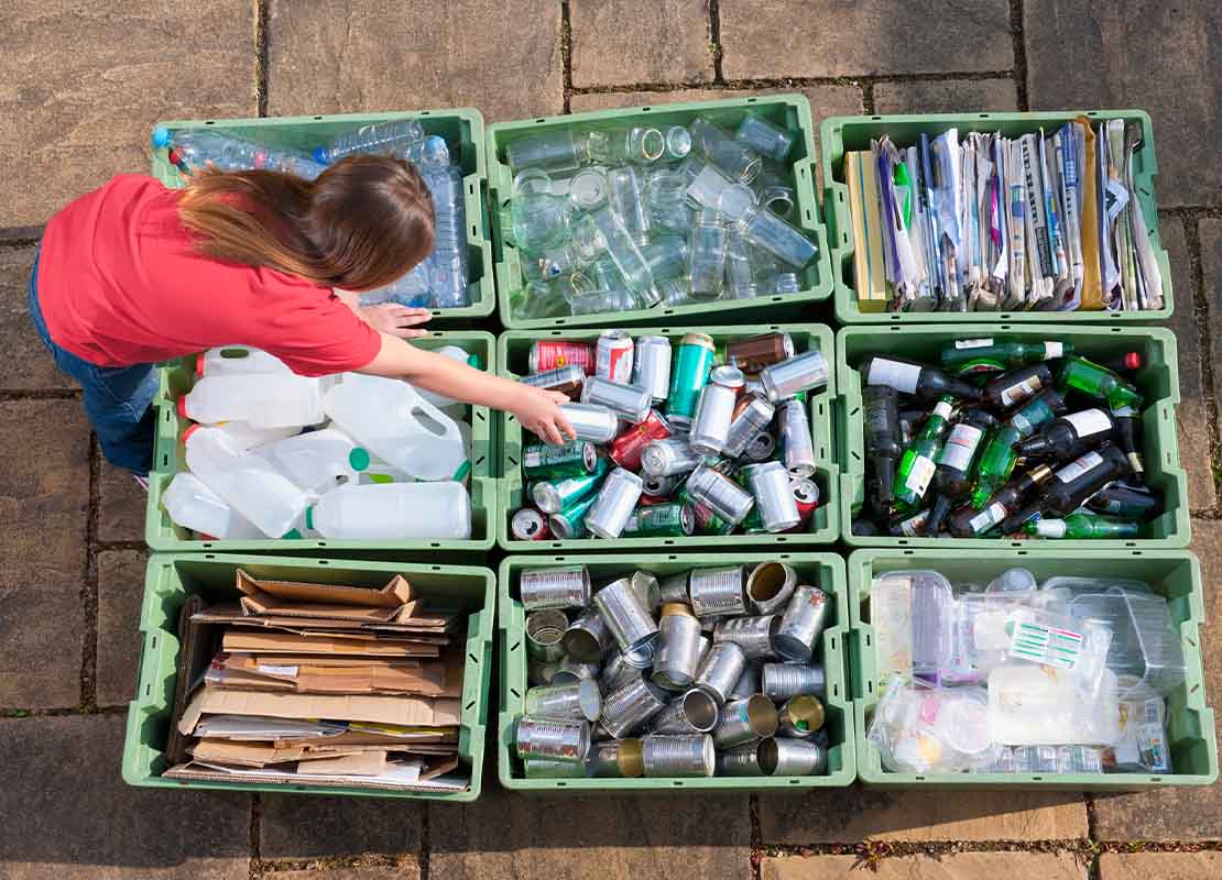 Mujer separando los desechos de su restaurante