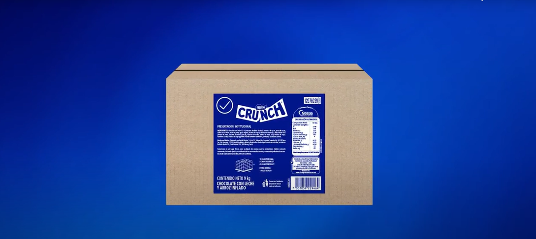 Caja de NESTLÉ® CRUNCH® troceado sobre fondo azul