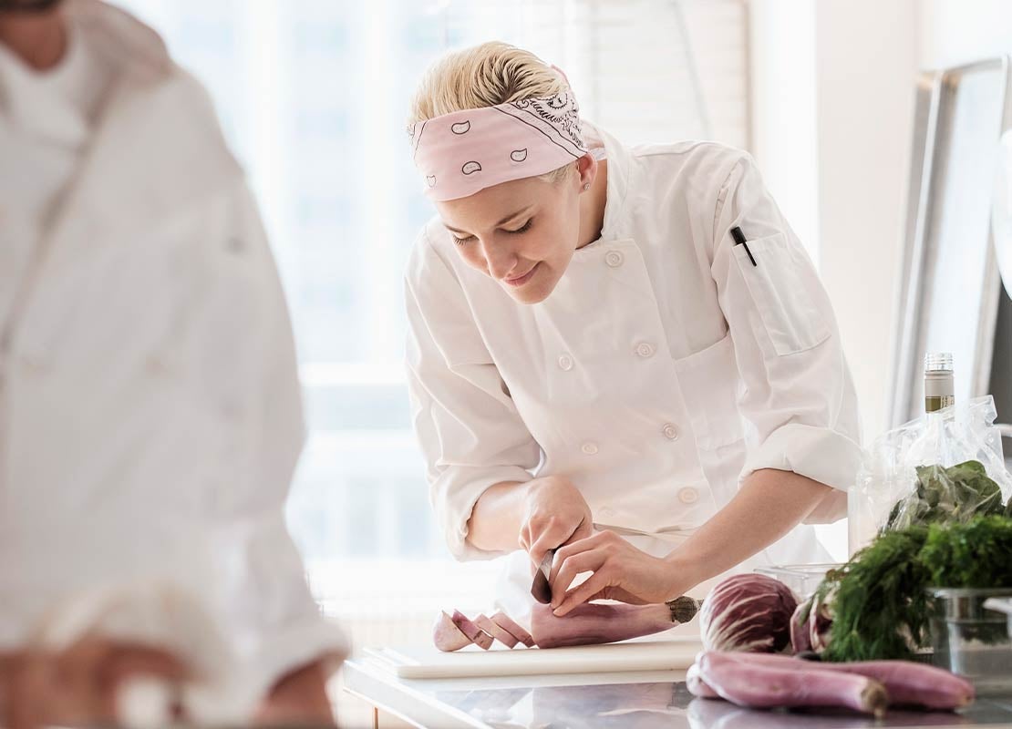 Chef profesional realizando tipos de corte en la cocina con precisión y dedicación