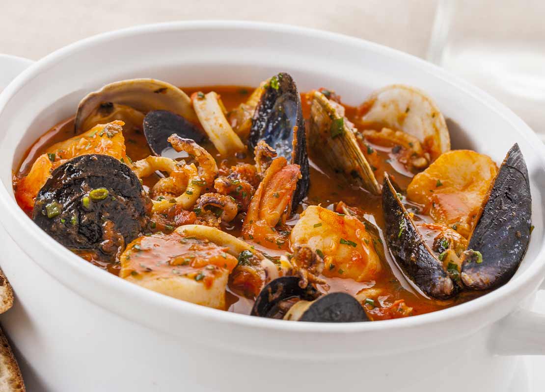Cazuela de mariscos y ostras, acompañadas de croutons de pan