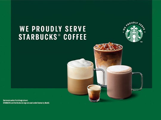 Bebidas variadas de café Starbucks sobre un fondo verde promocionando el servicio.