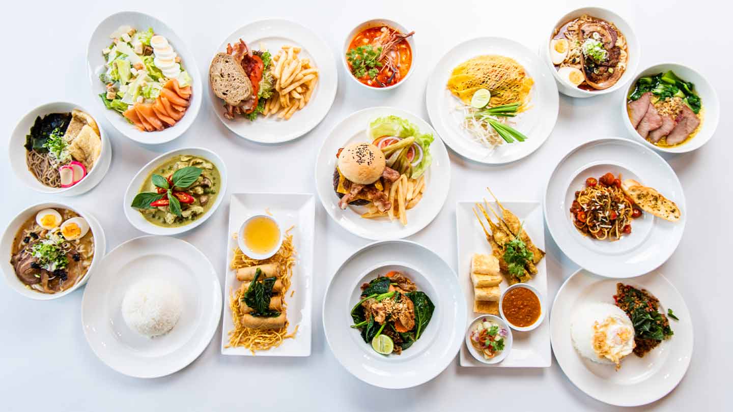 Comida mexicana, japonesa, coreana y de otros tipos de gastronomía servidas en una mesa blanca