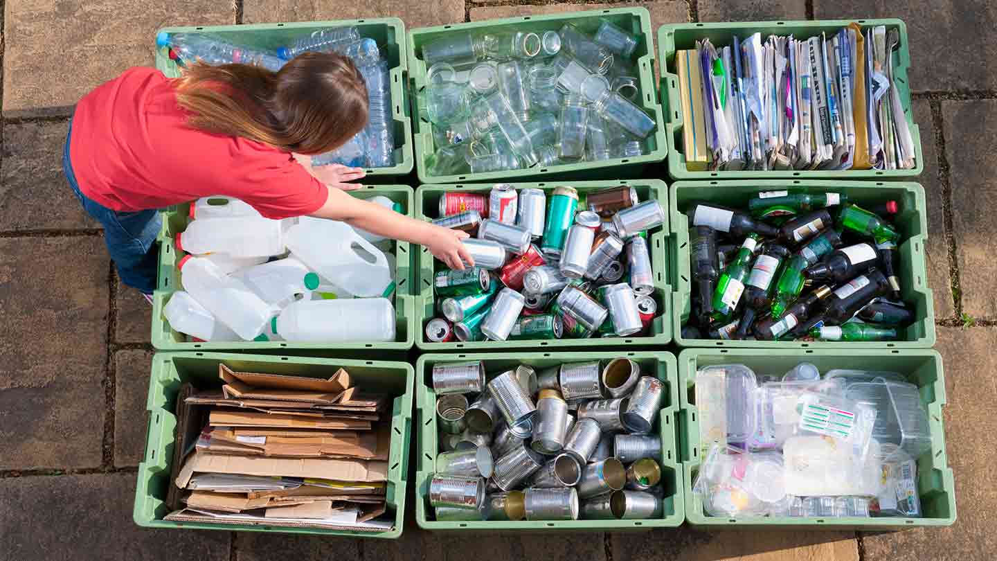 Mujer deja una lata en uno de los 9 contenedores en los que se clasifican los residuos de acuerdo con su tipo