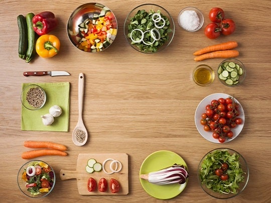 Mesa con ingredientes frescos y coloridos dispuestos ordenadamente para preparar un platillo