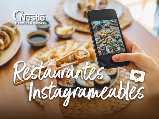 Tacos coloridos en un restaurante instagrameable