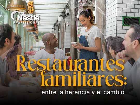 Escena de atención al cliente en un restaurante familiar acogedor por parte de una mesera.