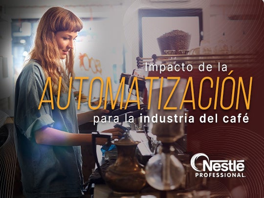 Barista prepara café con equipos automatizados en una cafetería moderna