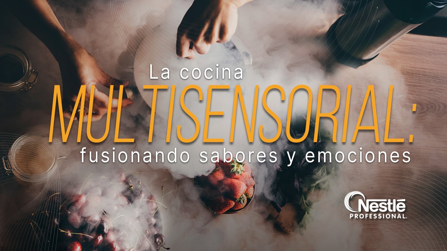 Mesa con recipientes e ingredientes, a la derecha platillo gourmet en un ambiente con humo decorativo