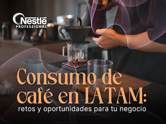 Preparación artesanal de café que refleja oportunidades del consumo de café en negocios gastronómicos.