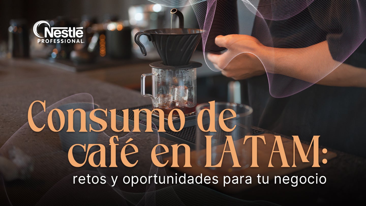 Barista preparando café filtrado en barra, representando tendencias del consumo de café en LATAM