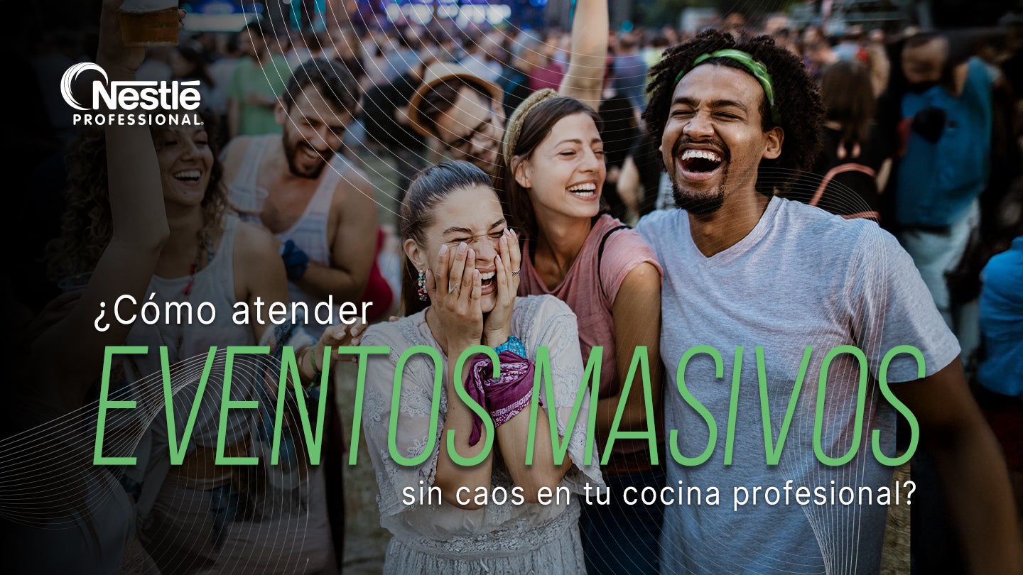 Grupo de personas disfrutando y sonriendo en medio de eventos masivos al aire libre.