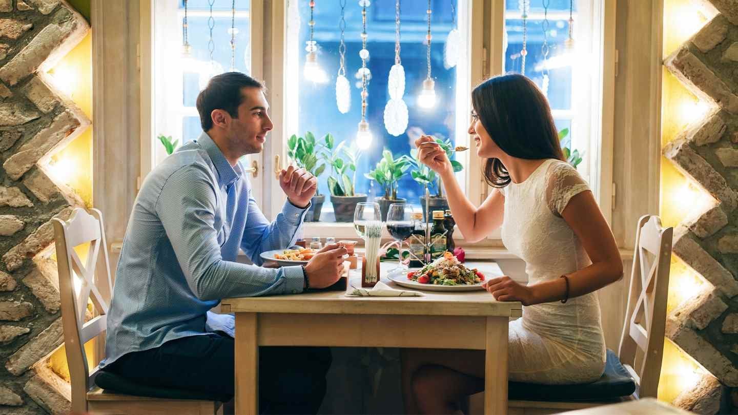 Iluminación para restaurante cálida en terraza con mesa de madera vacía para producto