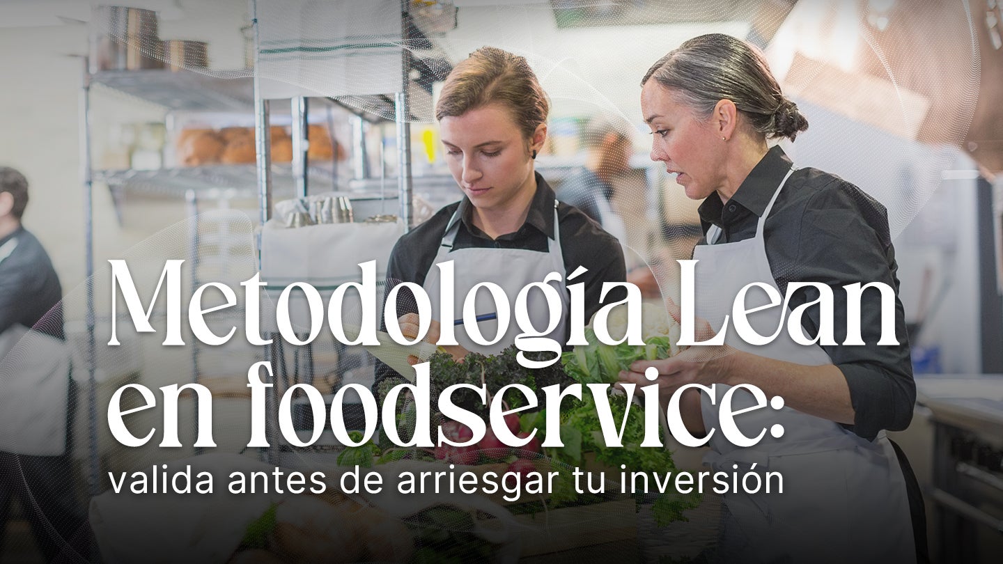 Equipo culinario analizando insumos en cocina profesional para optimizar procesos con metodología lean.