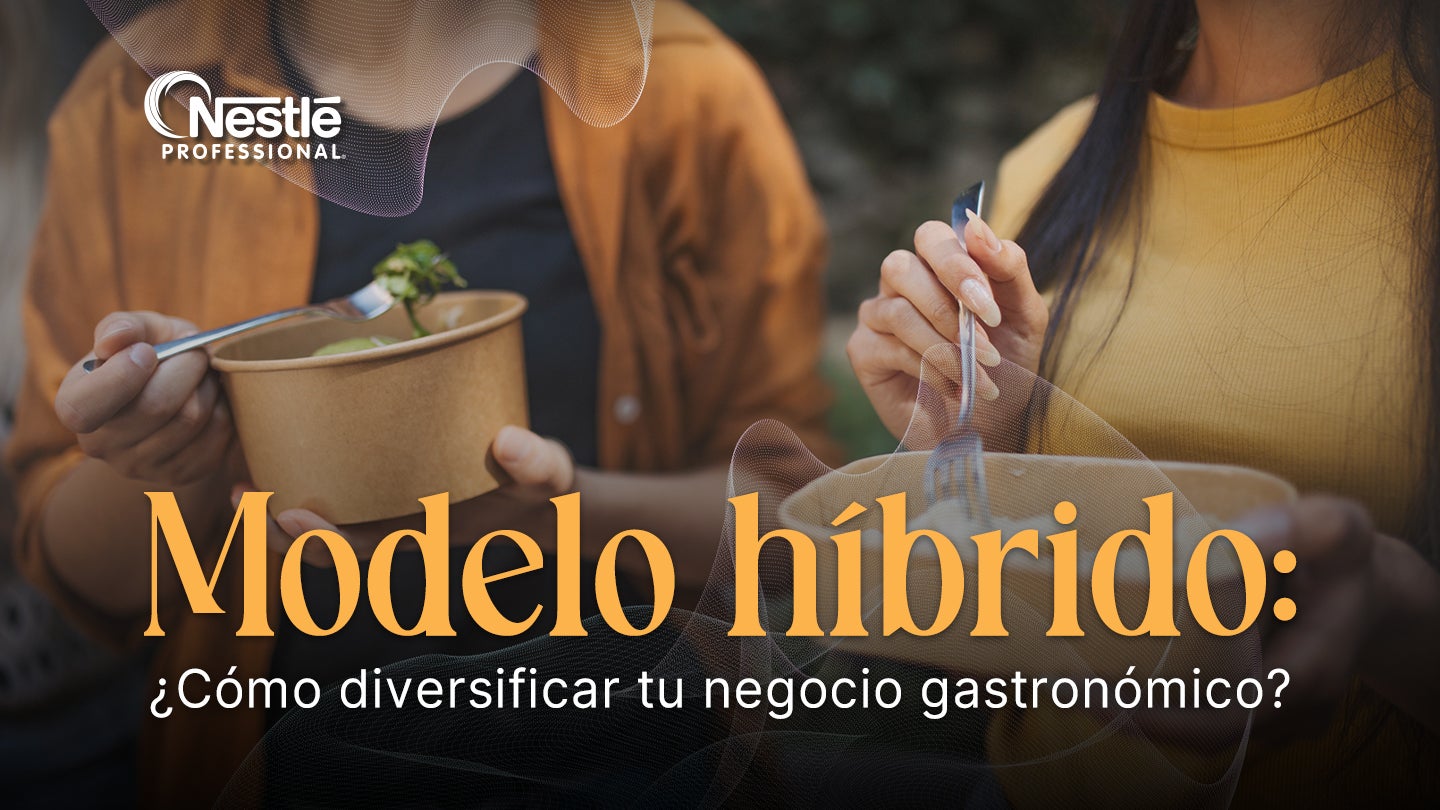 Personas compartiendo comida en un entorno casual que representa un modelo híbrido gastronómico.