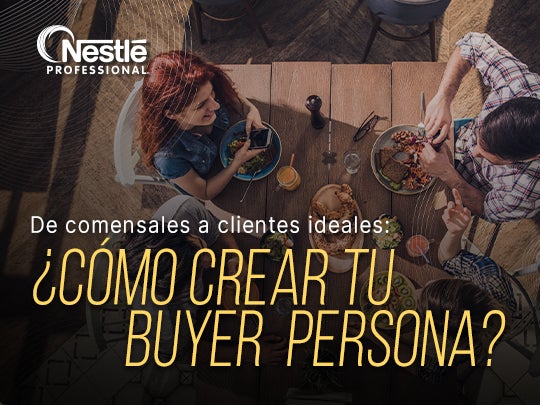 Grupo de comensales interactuando alrededor de una mesa como base para segmentación de clientes.