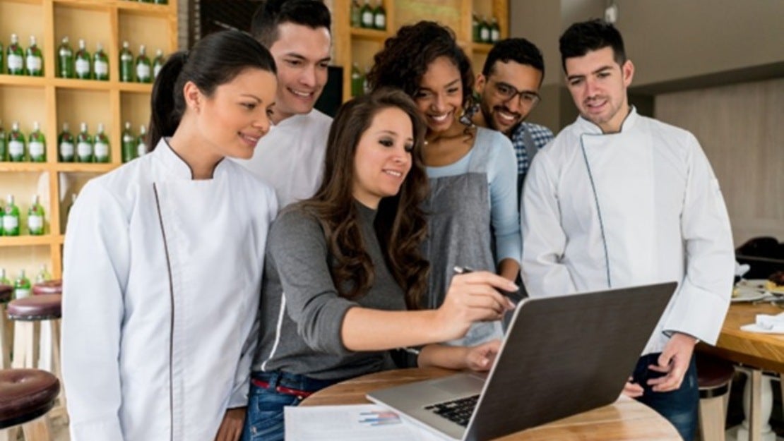 Personal de parrilladas gourmet capacitándose adecuadamente para una buena operación.