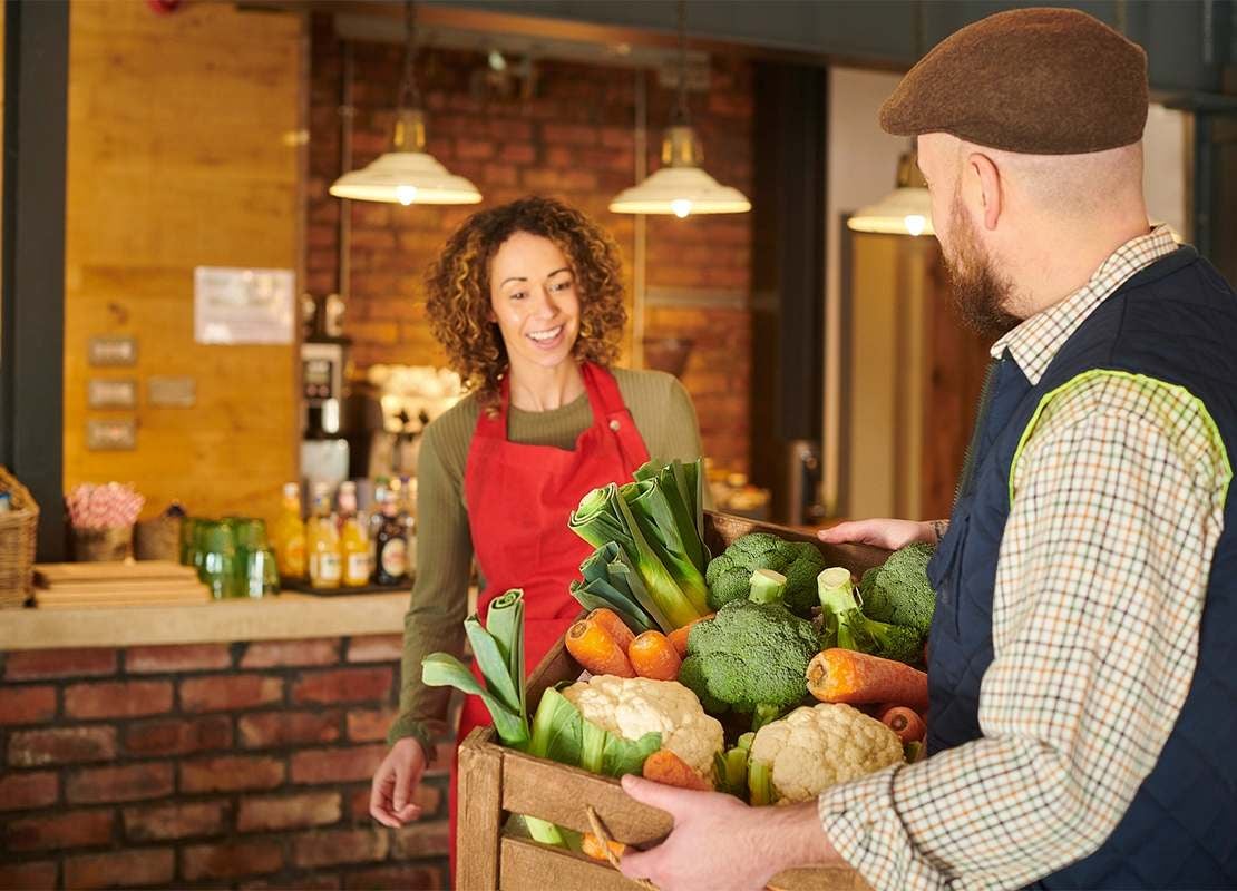 Entrega de vegetales frescos a un negocio gastronómico como base de una cocina orgánica profesional.