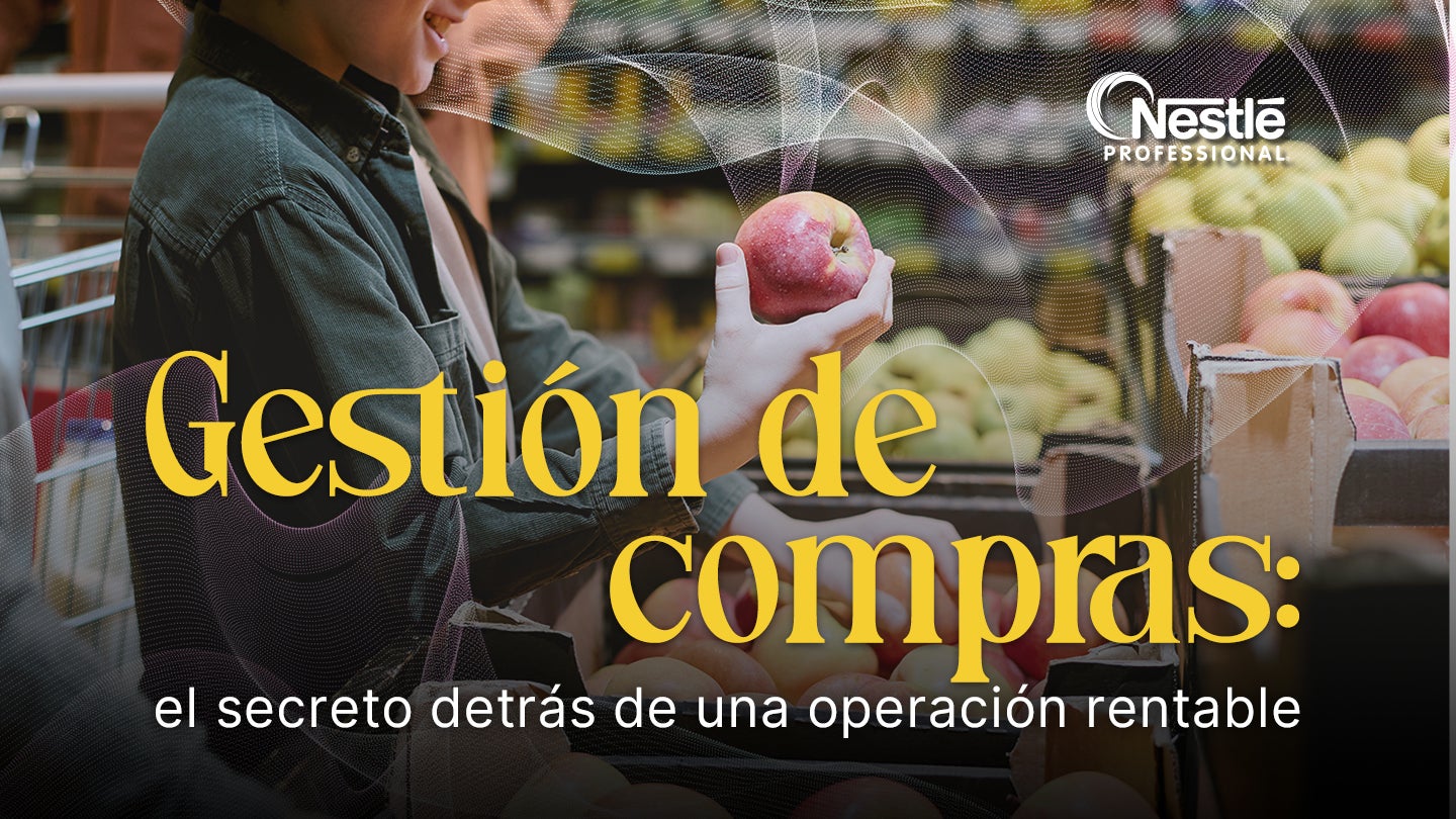 Profesional revisando y seleccionando productos frescos para el abastecimiento de un restaurante