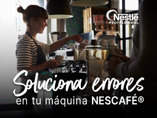 Barista preparando café en una máquina semiautomática dentro de un negocio gastronómico.