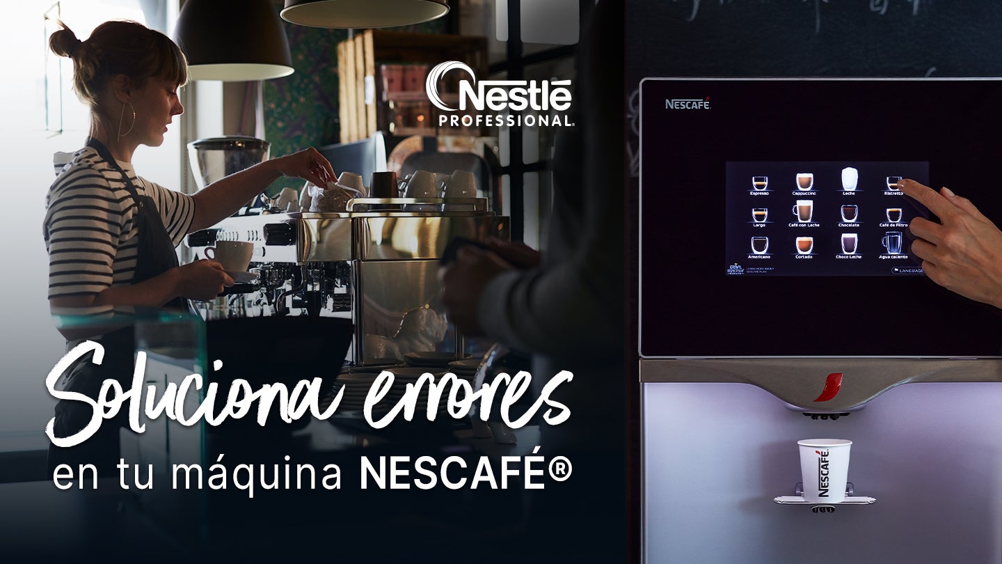 Barista opera una máquina de café, al lado la pantalla de un equipo automático en una cafetería.